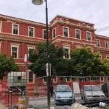 Ci spingiamo quindi fino a piazza del Redentore, dominata da un lato dall�omonimo Istituto Salesiano e dall�altro dal rosso scuro della scuola San Giovanni Bosco. Questa struttura fu inaugurata nel 1927 ma solo nel 1960 venne intitolata al presbitero torinese, dopo aver assunto il nome di Rosa Maltoni Mussolini e della principessa Jolanda di Savoia. A tre livelli, presenta un blocco centrale avanzato rispetto ai due laterali sormontato da un parapetto di coronamento